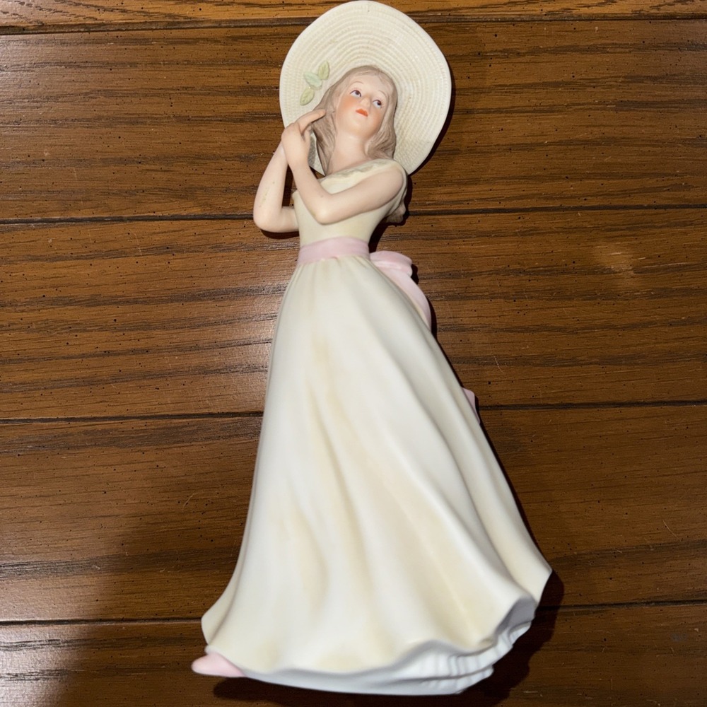 1996 Vintage‎ Home Interiors Masterpiece Porcelain "Melanie" 9" Figurine Signed